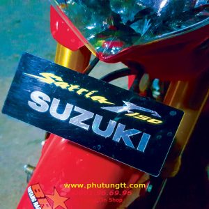Pát biên số trước Suzuki, có các loại chữ: Satria F, Satria Fi, Raider 150, Raider Fi